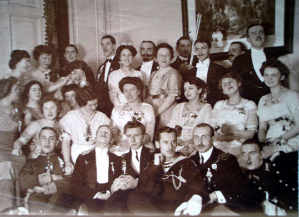 Мария Левберг на групповой фотографии в компании литераторов Серебряного века